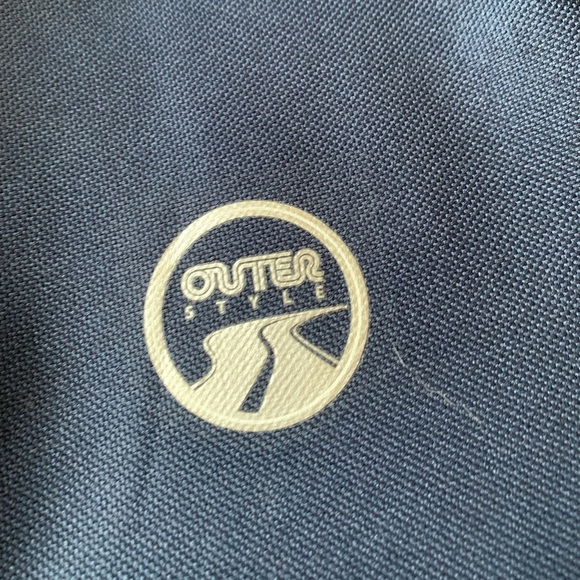 Outer Style shoulder bag. Multiple pockets. NWOT. Great for travel. - Picture 2 of 6